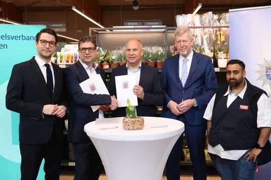 v.l.n.r: Sven Rohde (Hauptgeschäftsführer Handelsverband Hessen), Jochen Ruths (Präsident Handelsverband Hessen), Prof. Roman Poseck (Hessischer Minister des Innern, für Sicherheit und Heimatschutz), Andreas Röhrig (Präsident Landeskriminalamt Hessen, Nahweed Boota (Marktmanager REWE Markt Wiesbaden)
