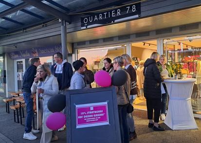 Jubiläumsgäste, auch vor dem Geschäft!