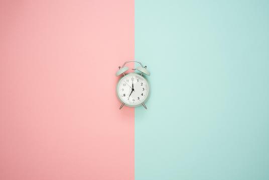 Uhr-bunte Flächen